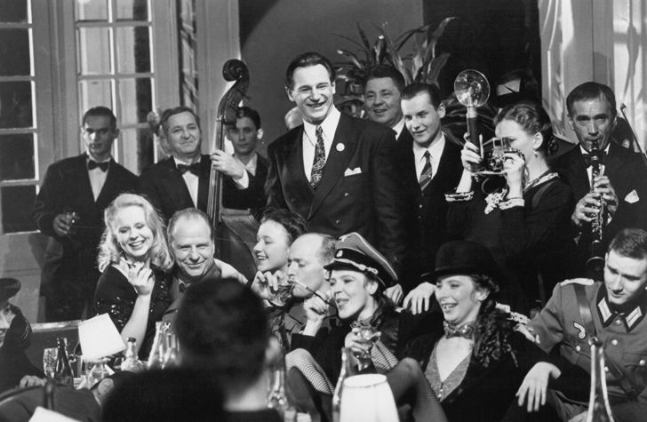 Cùng chiêm ngưỡng bản danh sách cứu rỗi dân tộc Do Thái trong "Schindler's List" Schindler chup anh va tiec tung - Cùng chiêm ngưỡng bản danh sách cứu rỗi dân tộc Do Thái trong "Schindler's List"