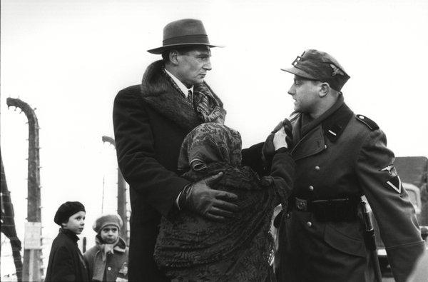 Cùng chiêm ngưỡng bản danh sách cứu rỗi dân tộc Do Thái trong "Schindler's List" Schindler giup do mot phu nu do thai - Cùng chiêm ngưỡng bản danh sách cứu rỗi dân tộc Do Thái trong "Schindler's List"