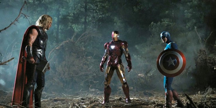 Cảnh bắt tay làm hòa sau khi "so găng" của các thành viên Avengers