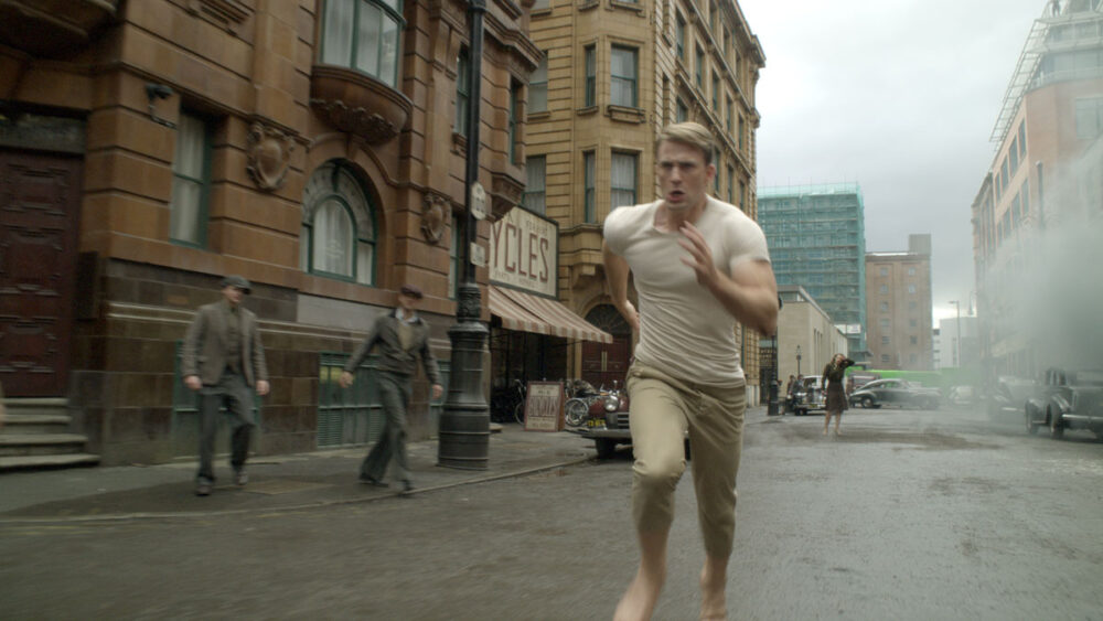 Captain America: The First Avenger và chân dung người đội trưởng Mĩ So phan dua day de steve tham gia vao cuoc thu nghiem huyet thanh sieu chien binh e1614272753765 - Captain America: The First Avenger và chân dung người đội trưởng Mĩ