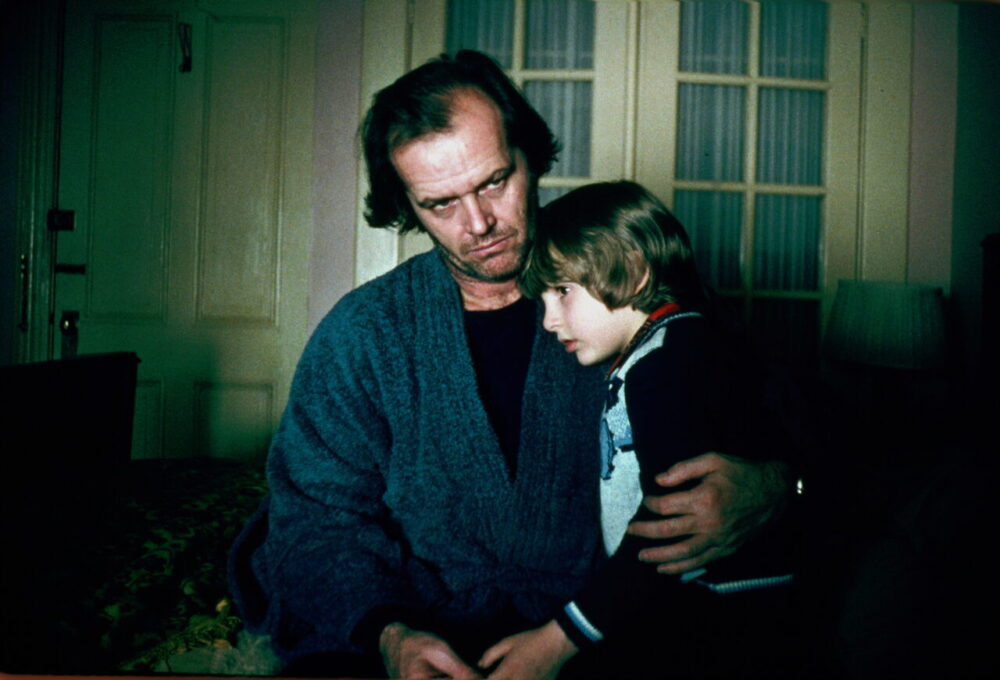 The Shining: Kẻ tiên phong cho thể loại phim tâm lý kinh dị Nguoi cha hien lanh bong choc thay doi toan bo tam tinh e1616867835942 - The Shining: Kẻ tiên phong cho thể loại phim tâm lý kinh dị