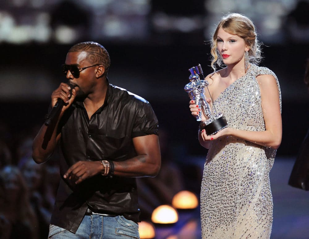 Kanye West giật mic của Taylor tại VMAS 2009