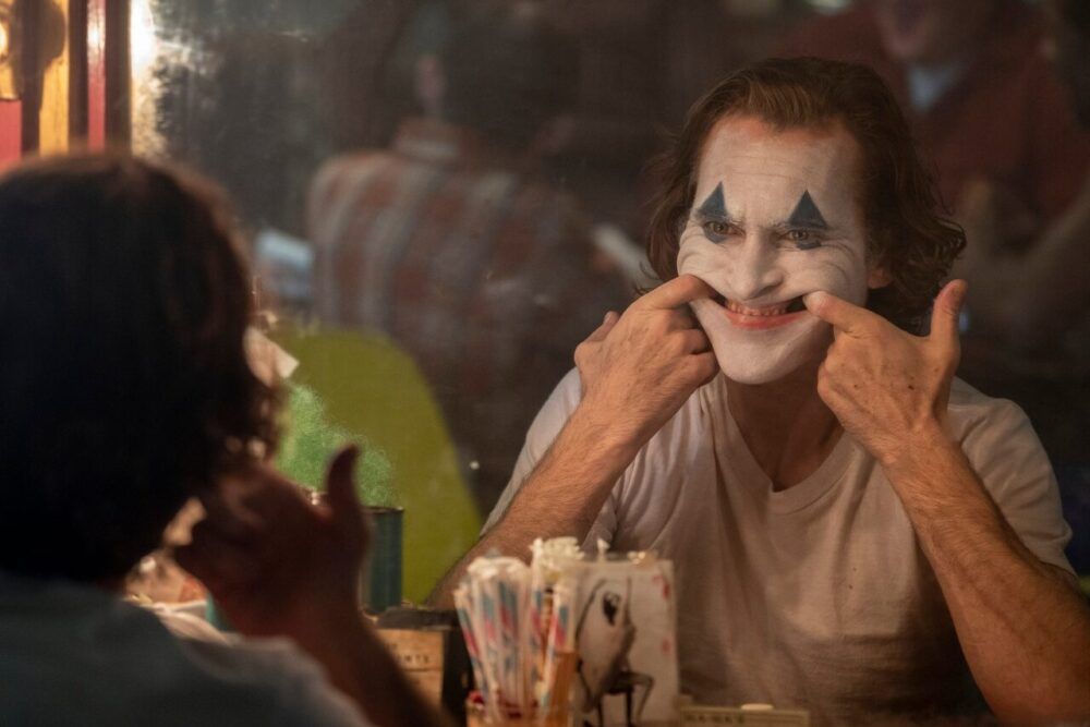 put on a happy face e1576839959323 - "Joker": Vạch trần mặt trái của đời sống xã hội