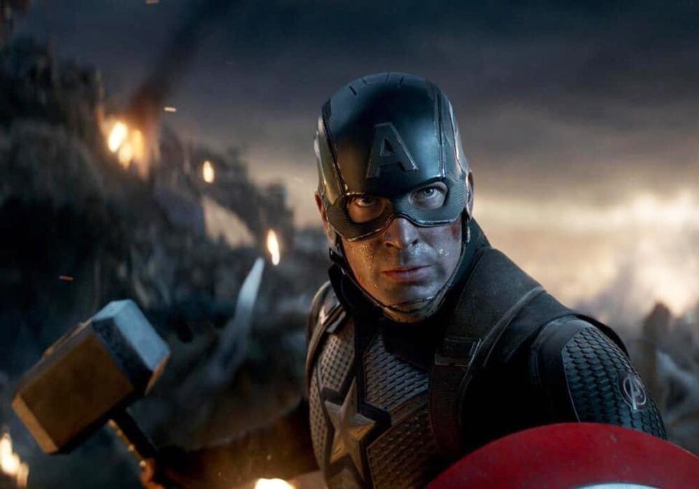 Captian America nhấc búa Thor trong phim Avengers Endgame