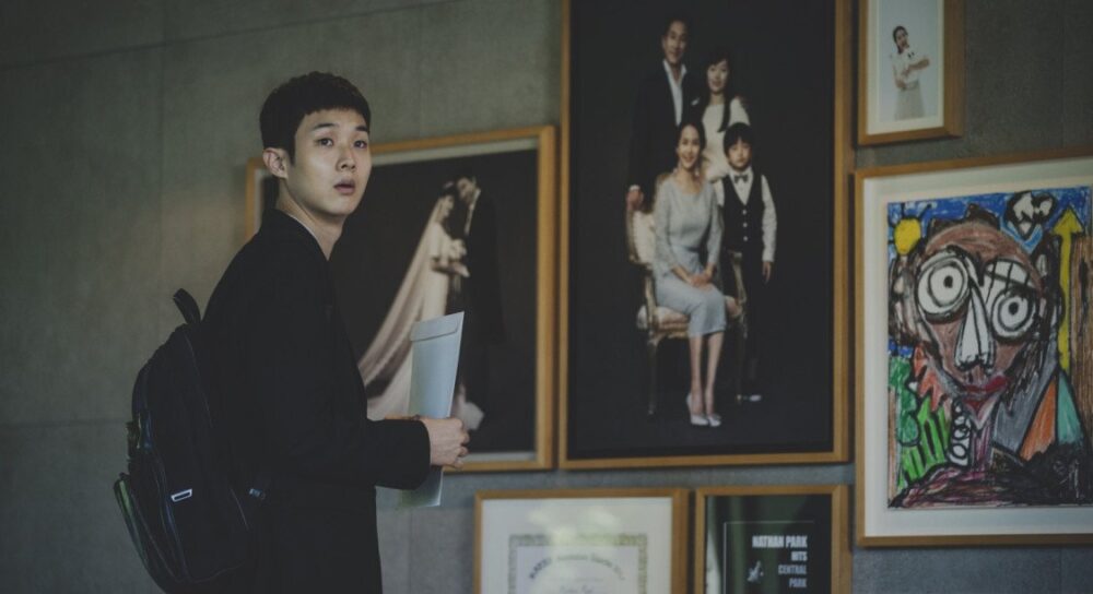 Ki Woo lần lượt đưa cả gia đình mình thâm nhập vào nhà ông Park