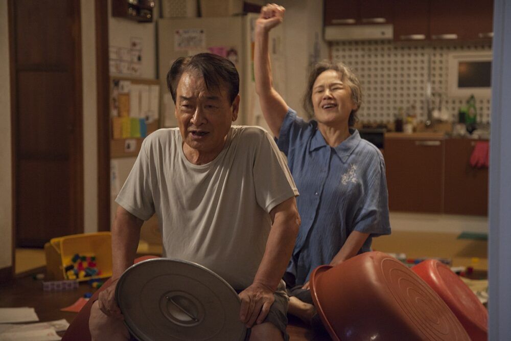 Ông Nam Bong và bà Mae Ja cùng đùa vui với nhau