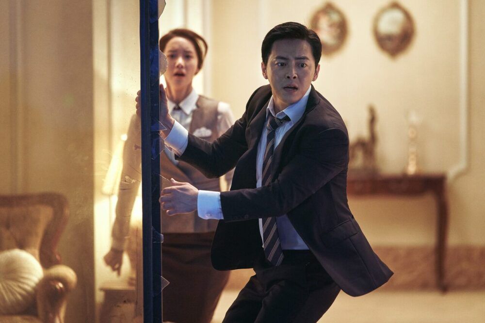 Yong Nam khi chuẩn bị cứu gia đình tại Air Escape