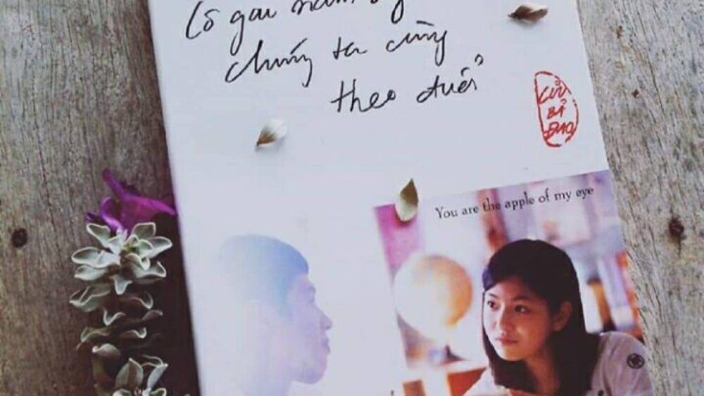 Cô gái năm ấy chúng ta cùng theo đuổi và cơn mưa rào của tuổi trẻ anh bia co gai nam ay chung ta cung theo duoi e1581217963225 - Cô gái năm ấy chúng ta cùng theo đuổi và cơn mưa rào của tuổi trẻ