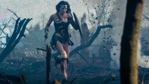 canh phim wonder woman 300x169 - Wonder Woman: Sự hoành tráng của nữ anh hùng từ DC