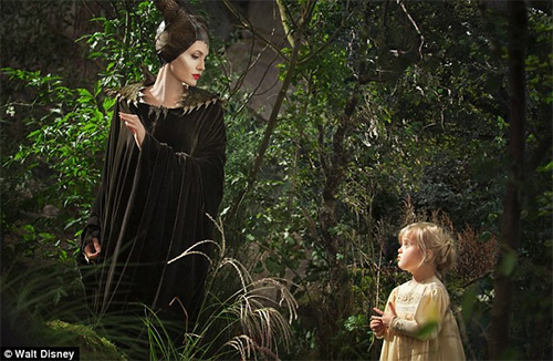 Maleficent và con gái đỡ đầu