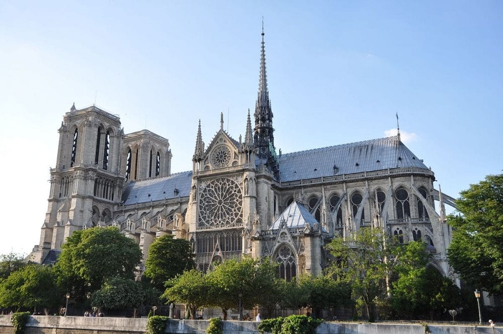 Victor Hugo – Cây đại thụ của nền văn học lãng mạn Nha tho duc ba paris e1584937065608 - Victor Hugo – Cây đại thụ của nền văn học lãng mạn