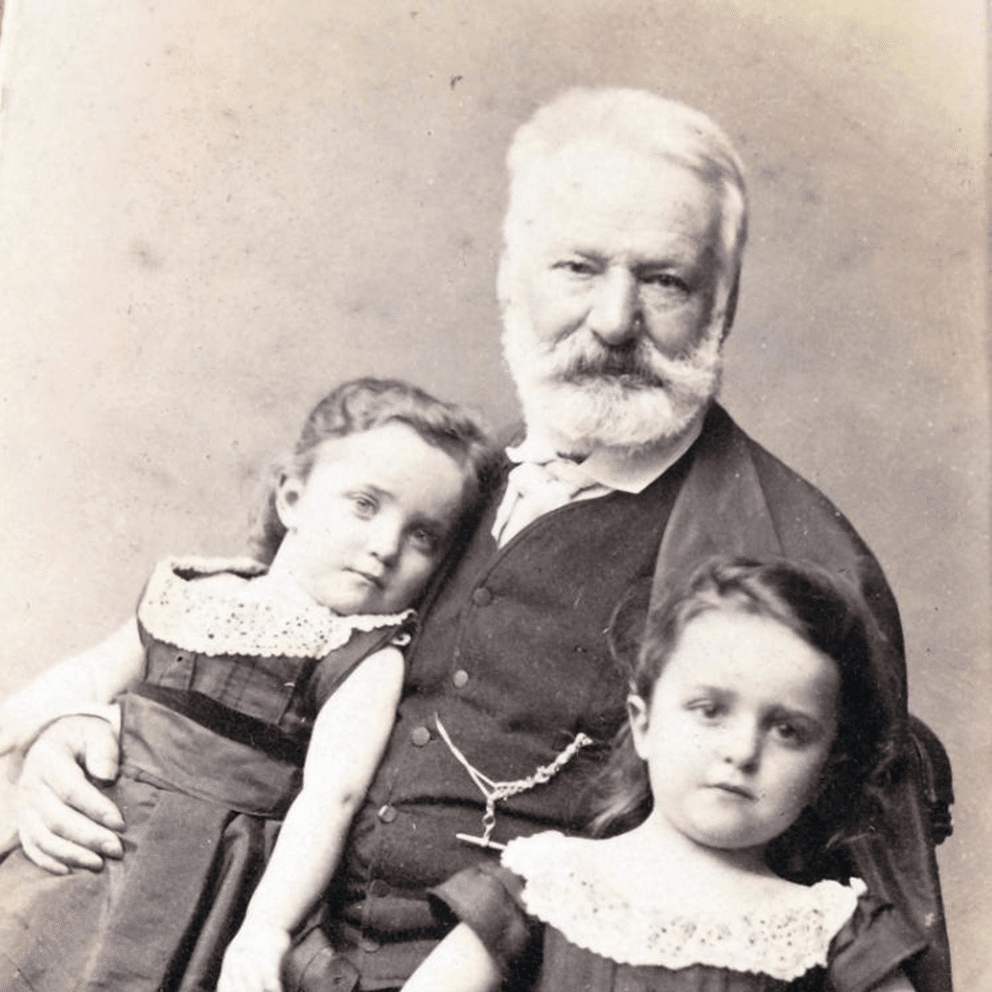 Victor Hugo – Cây đại thụ của nền văn học lãng mạn Victor Hugo va cac chau - Victor Hugo – Cây đại thụ của nền văn học lãng mạn