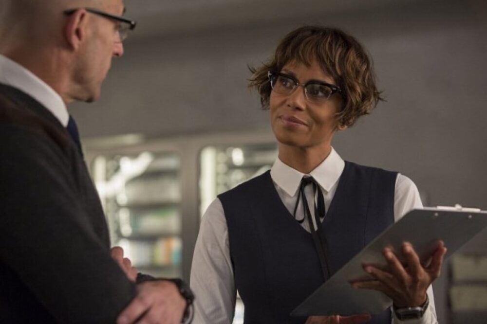 “Kingsman: Tổ chức hoàng kim”: Sự trở lại của những quý ông halle berry trong phim kingsman to chuc hoang kim e1584368909484 - “Kingsman: Tổ chức hoàng kim”: Sự trở lại của những quý ông
