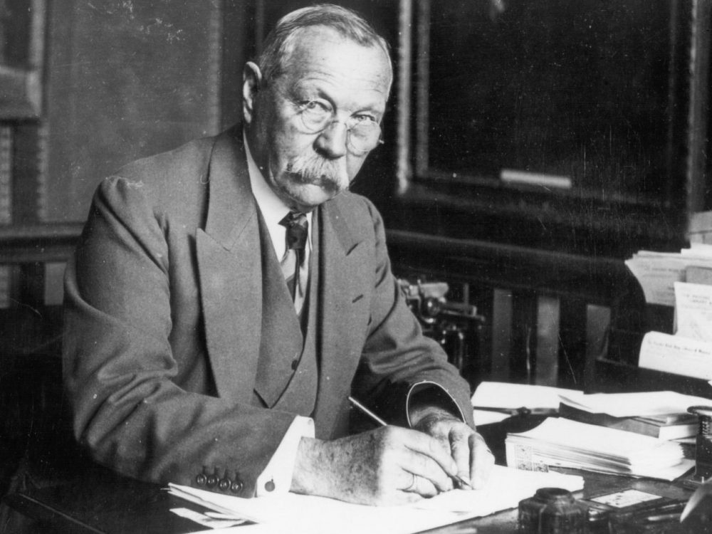 Arthur Conan Doyle e1587366063981 - Conan Doyle: Cha đẻ của tuyệt tác trinh thám nổi tiếng thế giới Sherlock Holmes