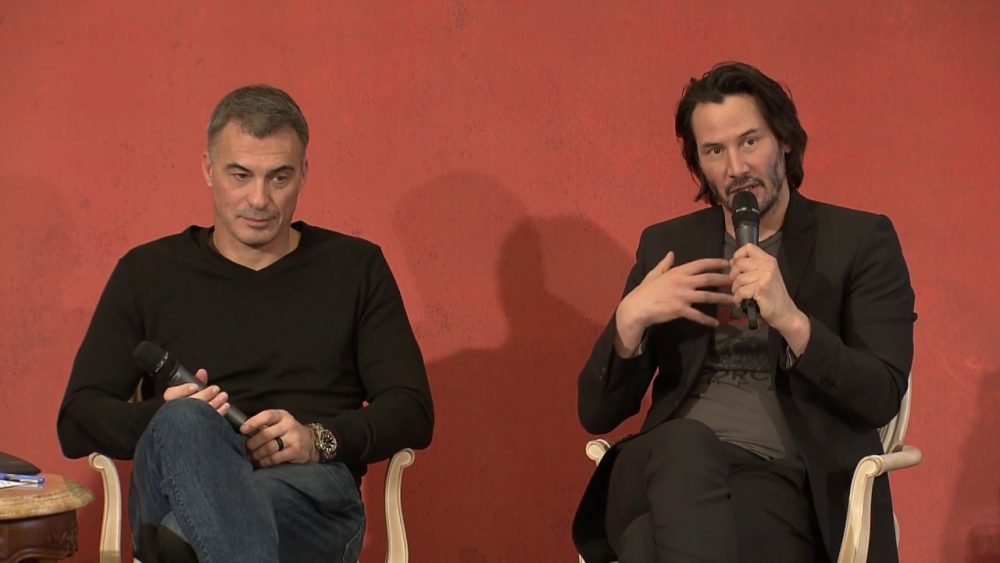 Keanu Reeves (phải) và Chad Stahelski (trái) trong buổi họp báo John Wick: Chapter Two