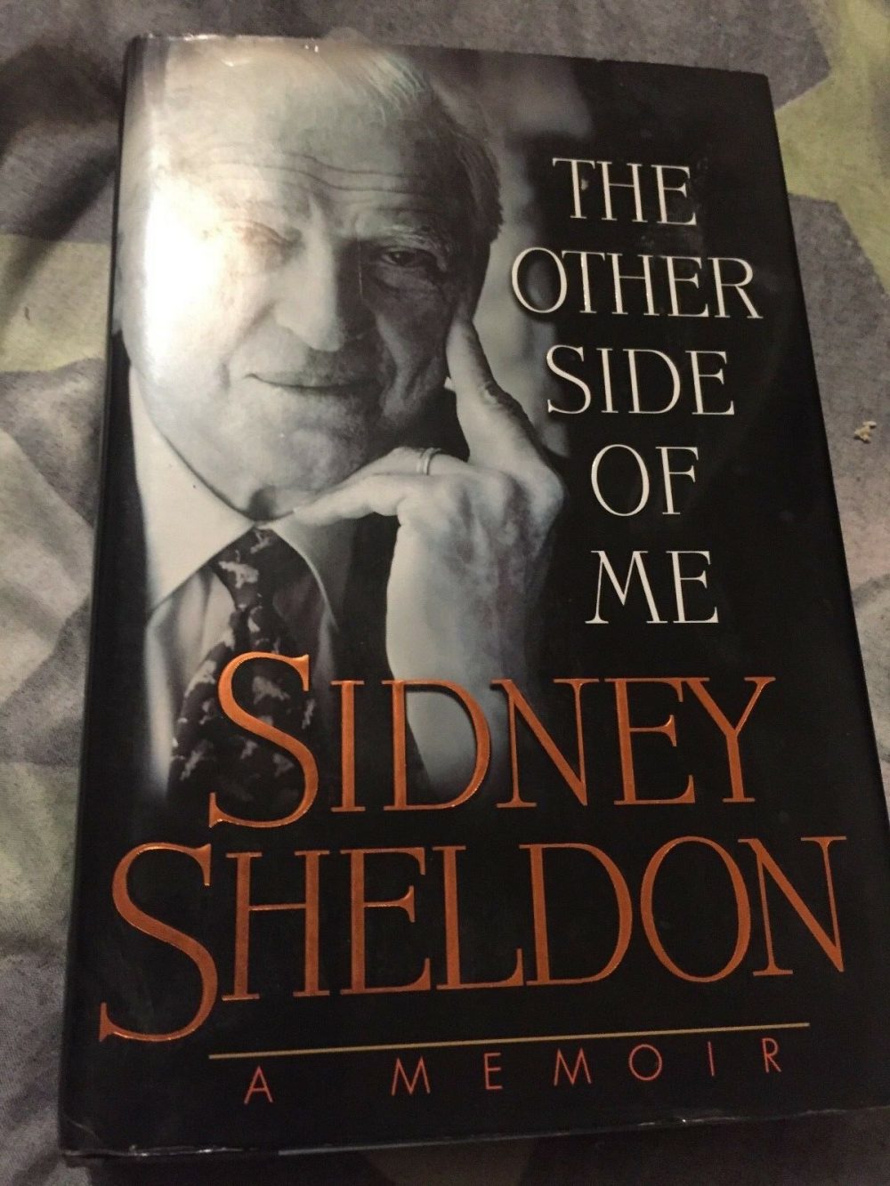 Sidney Sheldon: Ông hoàng của dòng tiểu thuyết trinh thám Sach The other side of me Sidney Sheldon e1587782478930 - Sidney Sheldon: Ông hoàng của dòng tiểu thuyết trinh thám