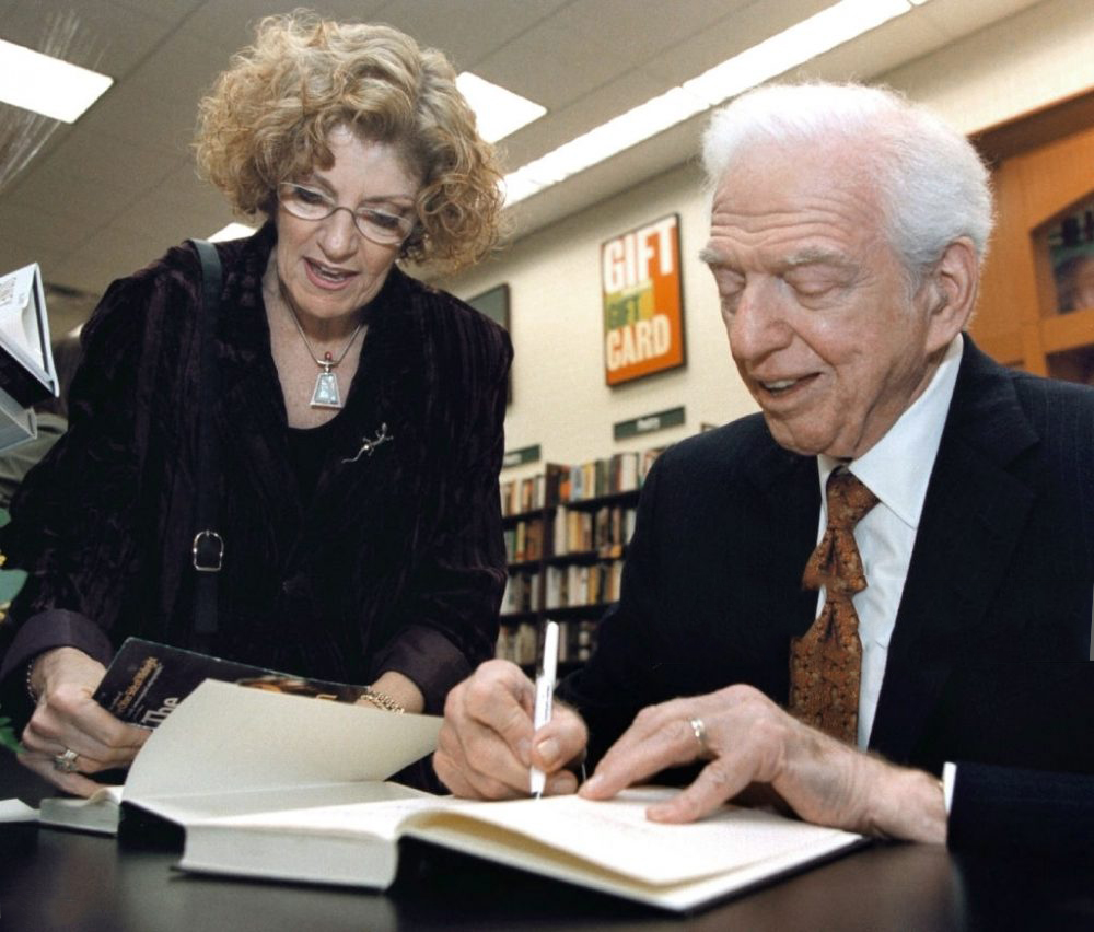 Sidney Sheldon: Ông hoàng của dòng tiểu thuyết trinh thám Tac gia Sidney Sheldon e1587783564588 1 - Sidney Sheldon: Ông hoàng của dòng tiểu thuyết trinh thám