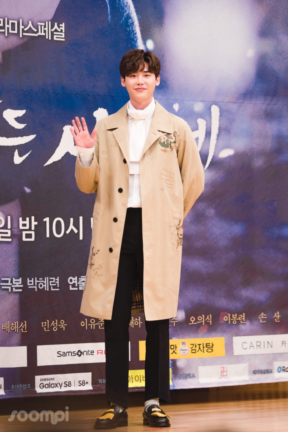 Lee Jong Suk tại buổi ra mắt phim Khi Nàng Say Giấc