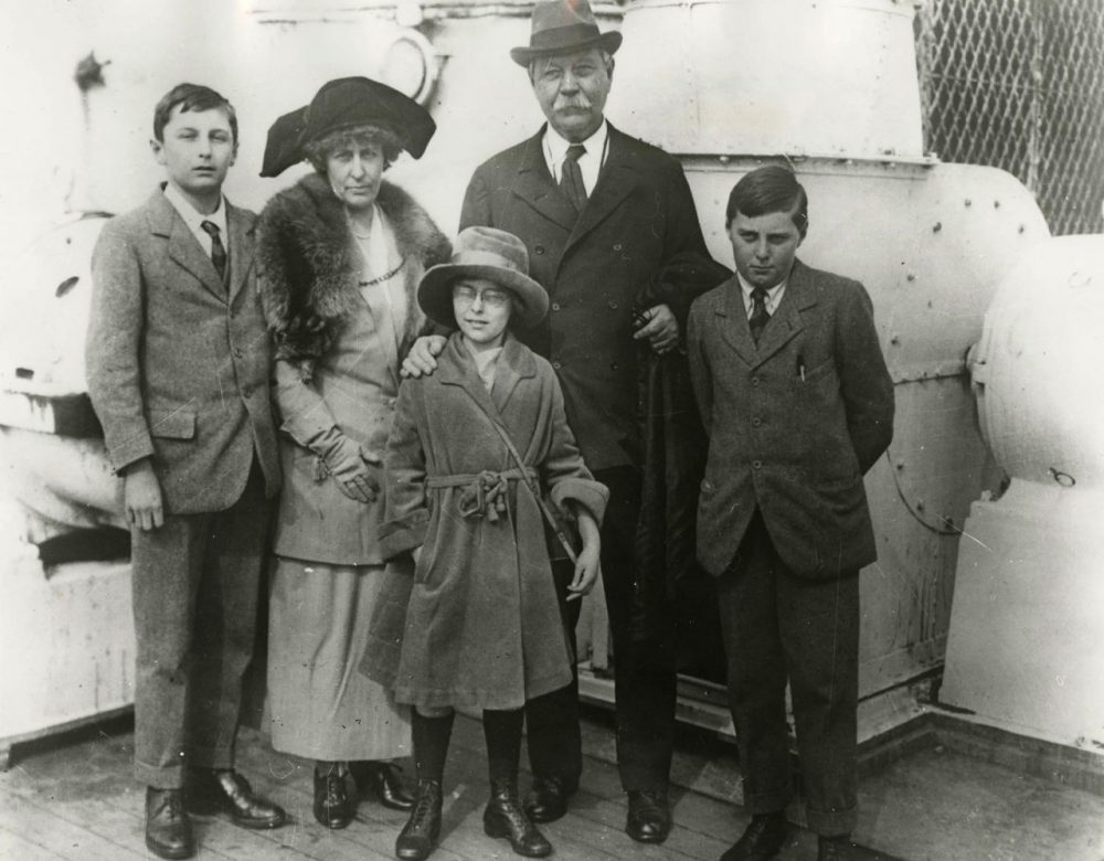 gia dinh conan doyle e1587366311111 - Conan Doyle: Cha đẻ của tuyệt tác trinh thám nổi tiếng thế giới Sherlock Holmes