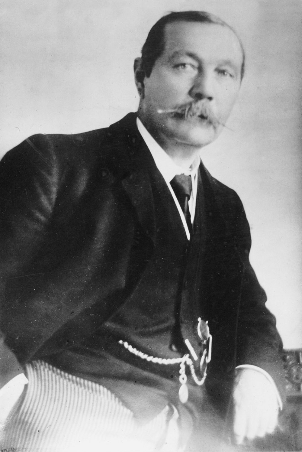 nha van Conan Doyle 1 e1587365854187 - Conan Doyle: Cha đẻ của tuyệt tác trinh thám nổi tiếng thế giới Sherlock Holmes