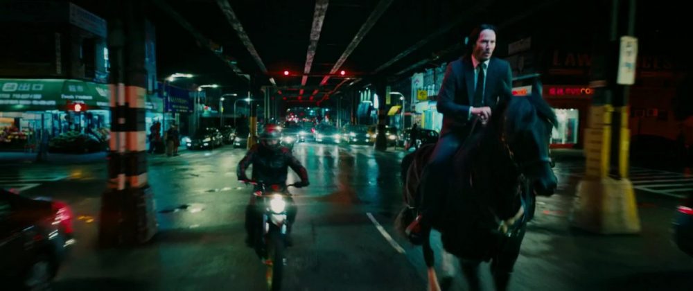 Phân cảnh John cưỡi ngựa chạy trốn đầy gay cấn dưới đường phố New York