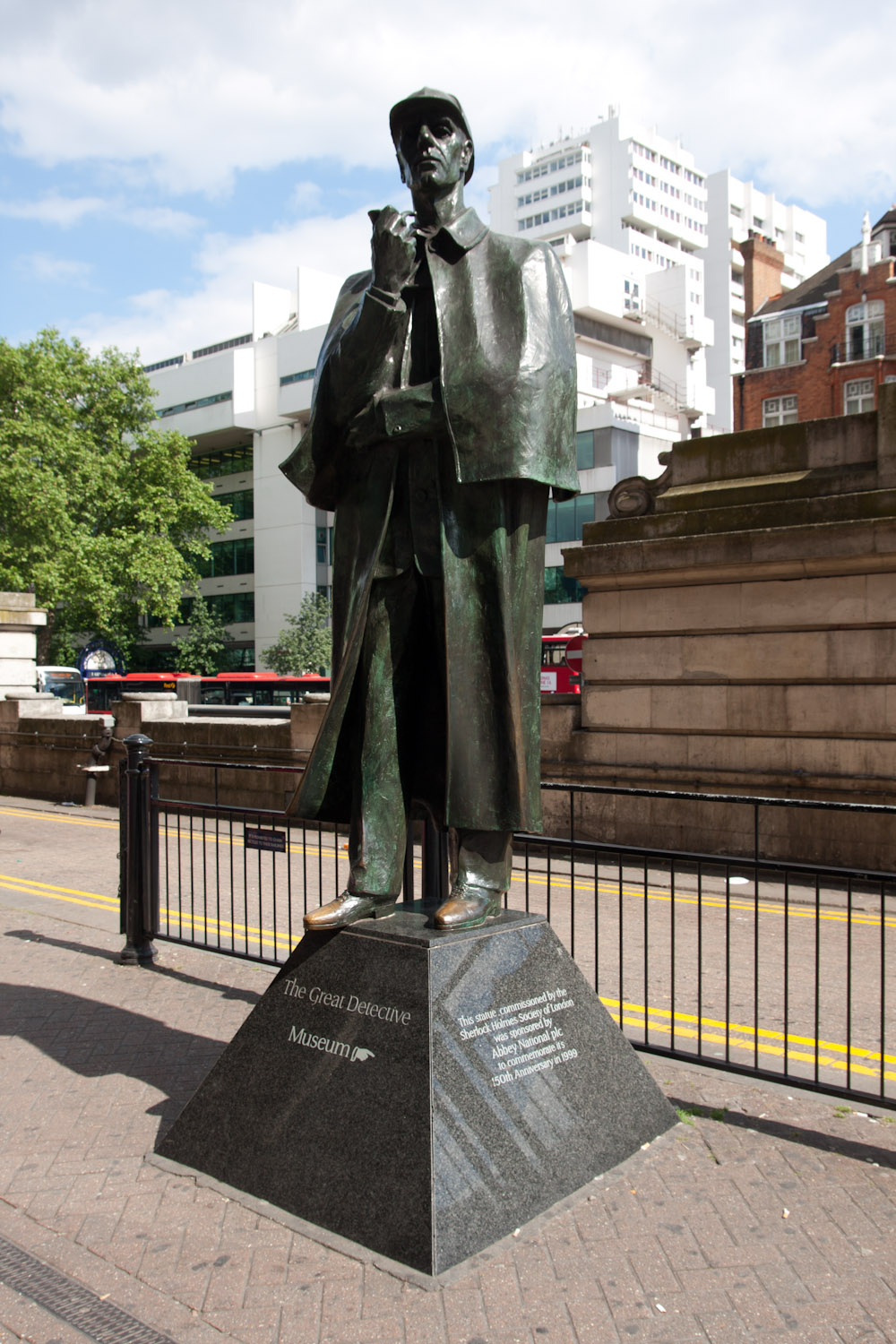 Tượng đài của Sherlock Holmes được dựng lên để tưởng nhớ Conan Doyle