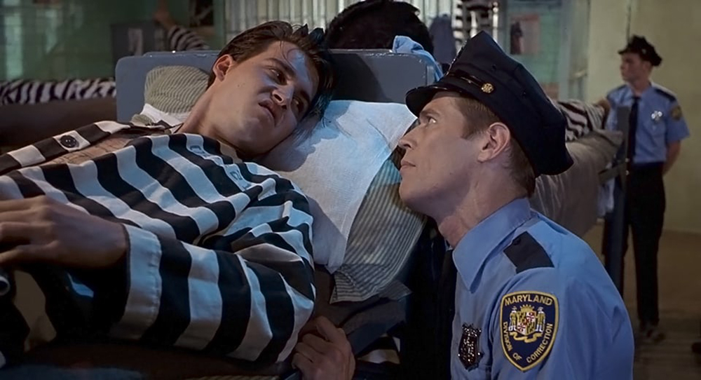 Willem Dafoe (phải) và Johnny Depp (trái) trong Cry Baby (1990)