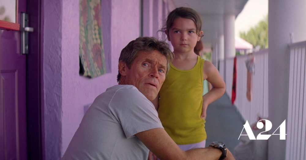 Willem Dafoe và cô bé nhân vật chính trong The Florida Project
