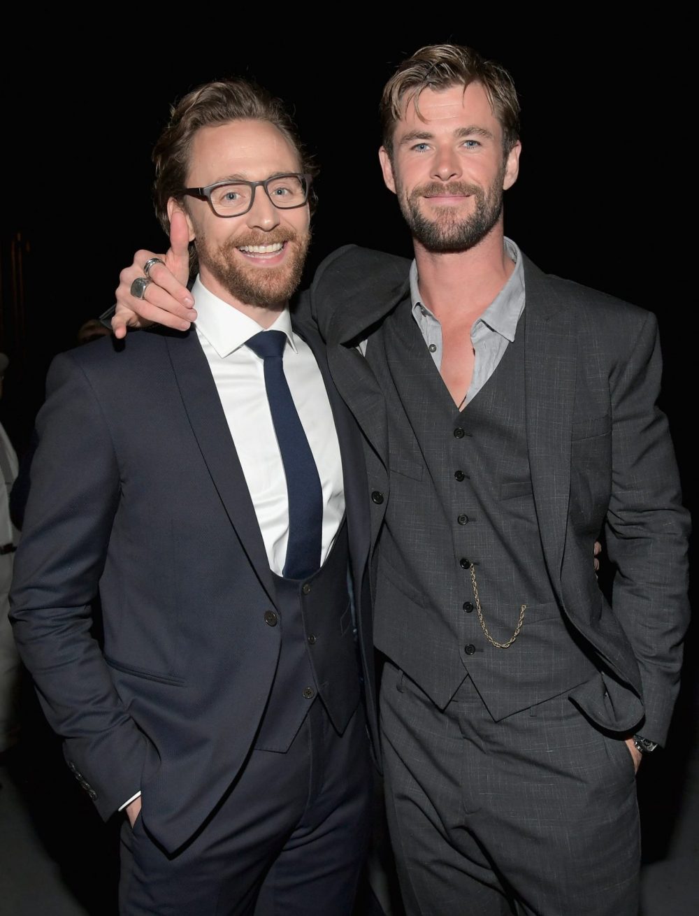 chris hemsworht va tom hiddleston e1589439388817 - Tom Hiddleston: Chàng Loki đa tài của Marvel