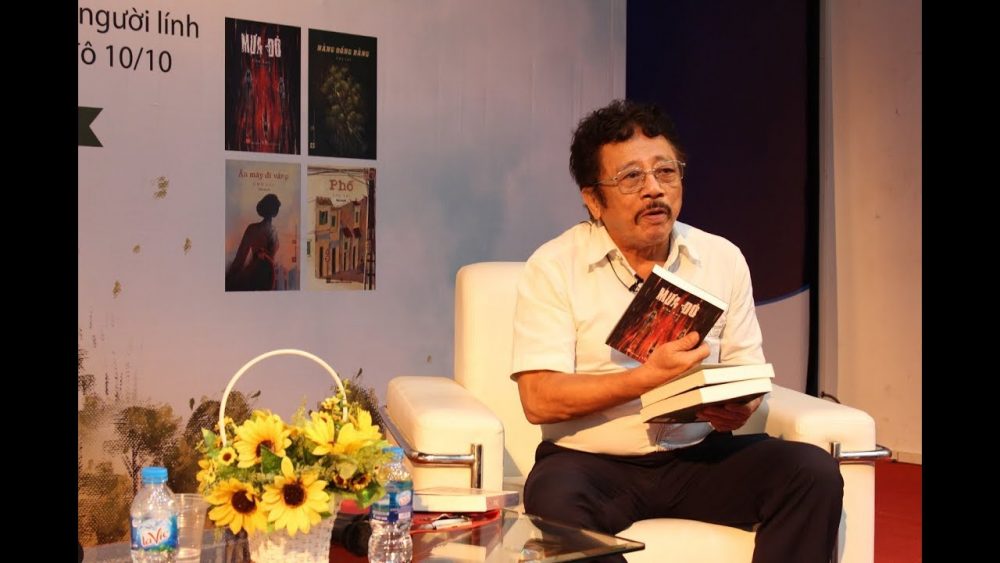 Nhà văn Chu Lai tại buổi giới thiệu sách Mưa đỏ