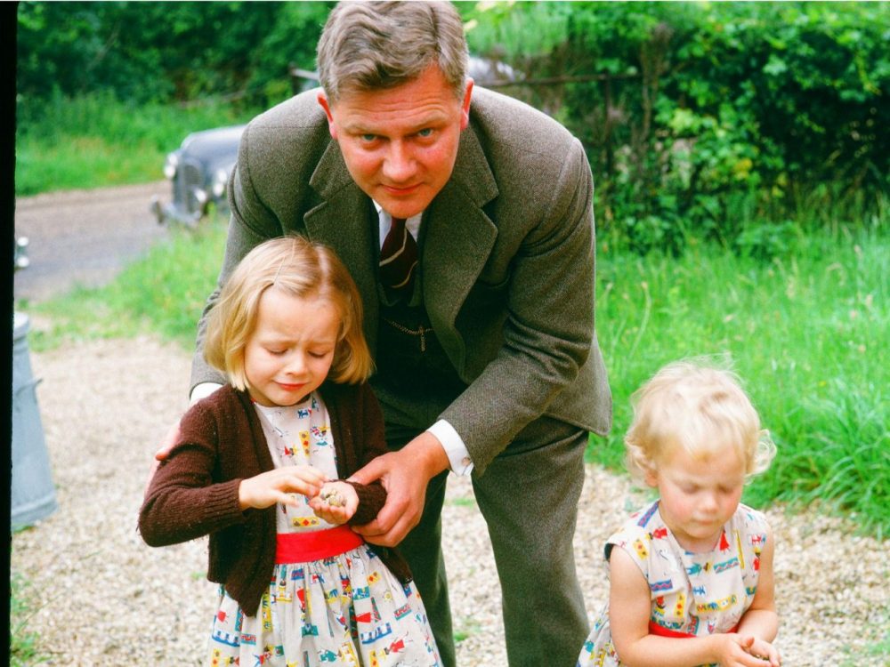 Nhà văn Richard Adams cùng hai cô con gái