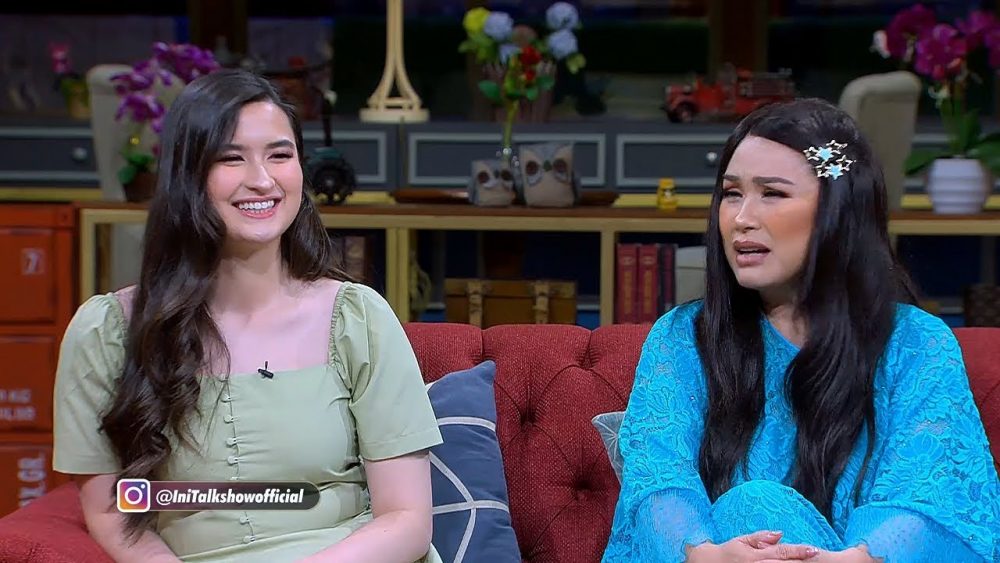 Stephanie Poetri: Gương mặt trẻ đầy triển vọng và ước mơ vươn ra biển lớn stephanie poetri mom e1595525277373 - Stephanie Poetri: Gương mặt trẻ đầy triển vọng và ước mơ vươn ra biển lớn
