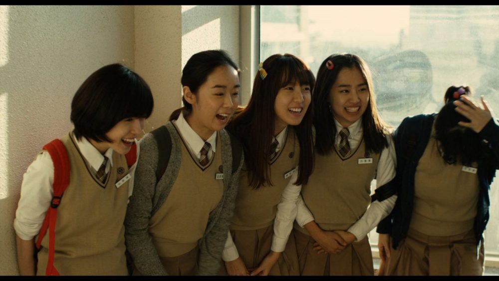 Các cô bạn gái ở trường mới của Gong-Ju vui vẻ tập hát