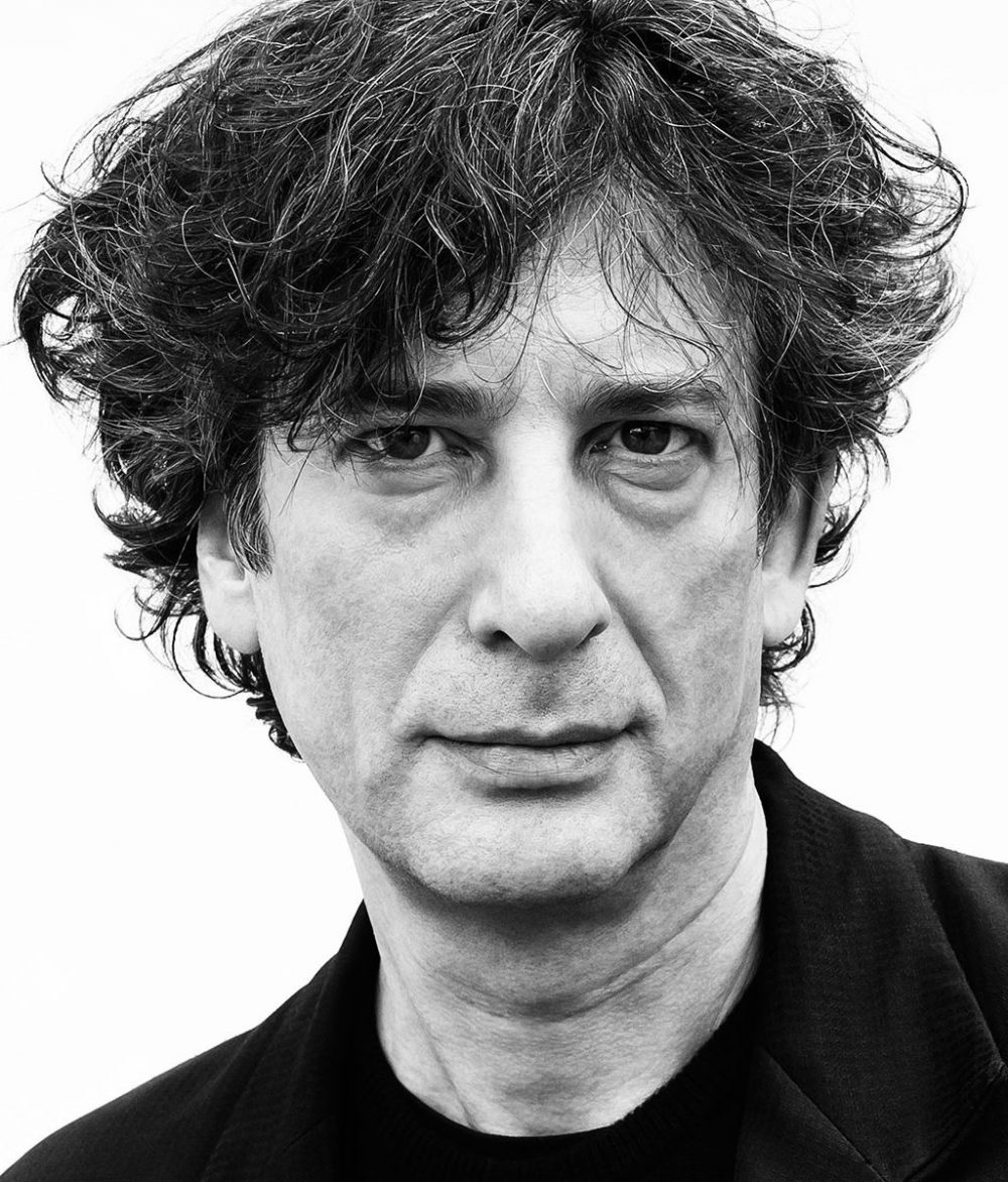 Neil Gaiman: Thứ phép màu diệu kỳ lấp lánh như sao tac gia neil gaiman e1598194644260 - Neil Gaiman: Thứ phép màu diệu kỳ lấp lánh như sao