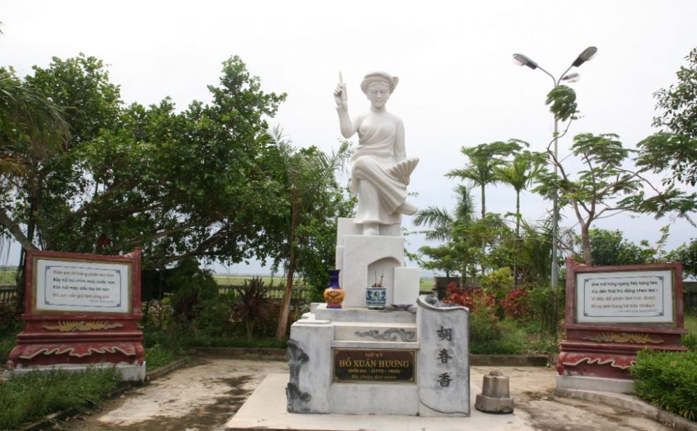 Tượng Hồ Xuân Hương ở Nghệ An