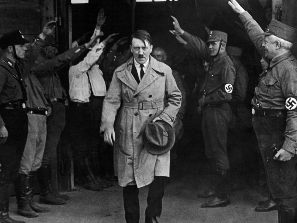Nửa kia của Hitler: Khi số phận là sự lựa chọn Anh chan dung Adolf Hitler e1599728512810 - Nửa kia của Hitler: Khi số phận là sự lựa chọn