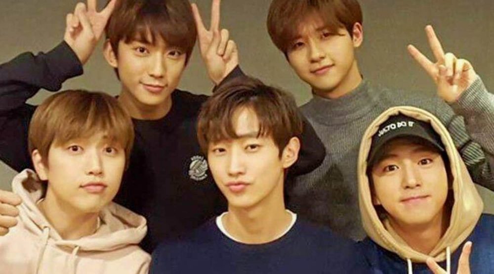 Hình ảnh của Jin-young cùng các thành viên trong nhom B1A4