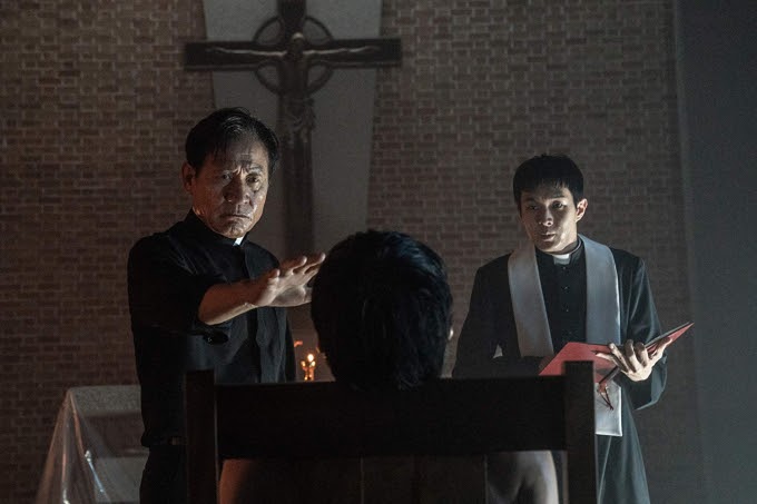 Choi Woo Sik đảm nhiệm vai một vị linh mục nhút nhát trong phim