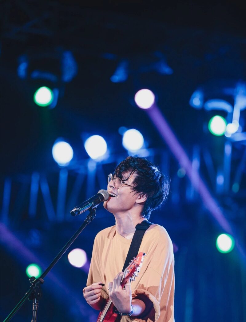 Ngọt Band: Địa hạt của những kẻ mộng mơ đắm chìm trong dư vị tuổi trẻ ngot band hinh anh 1 e1621215273785 - Ngọt Band: Địa hạt của những kẻ mộng mơ đắm chìm trong dư vị tuổi trẻ