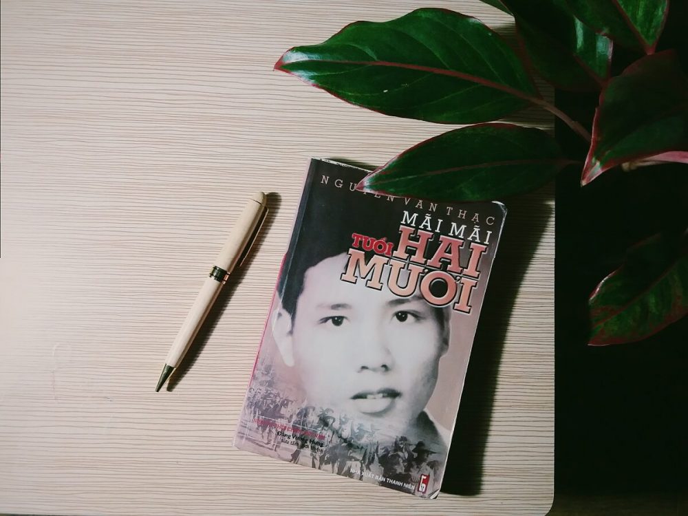 Mãi mãi tuổi hai mươi và một góc nhìn khác về thời chiến sach mai mai tuoi hai muoi e1601482709331 - Mãi mãi tuổi hai mươi và một góc nhìn khác về thời chiến