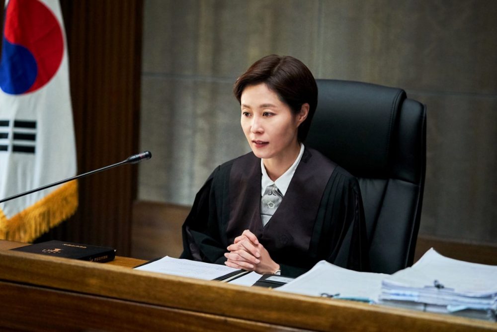 Thẩm phán trưởng Kim Joon Gyeom, nữ chính trong phim đang đặt câu hỏi cho Nam-Woo
