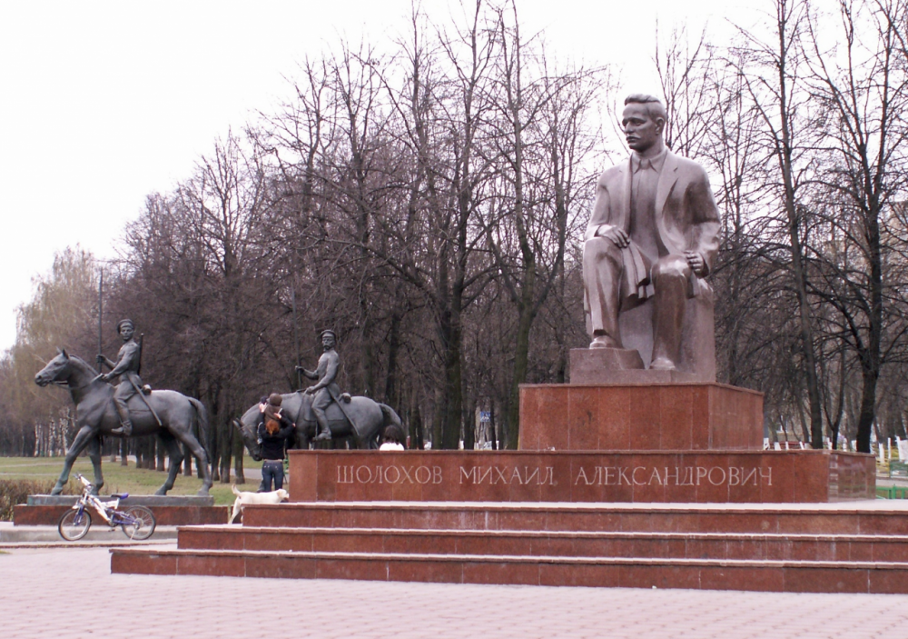 Một trong những bức tượng của Sholokhov tại Nga
