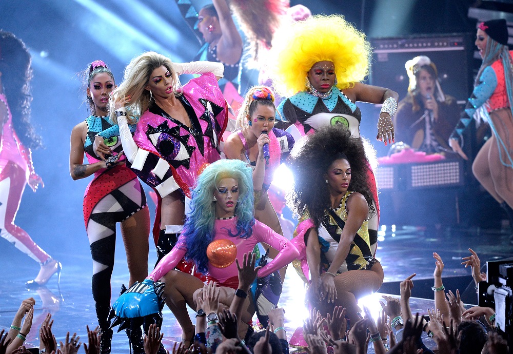 Dooo It - Miley Cyrus: Từ công chúa Disney đến nữ hoàng nổi loạn