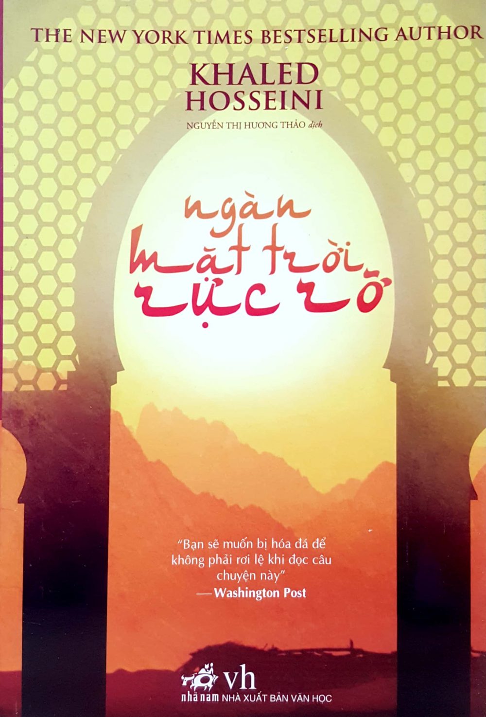 Khaled Hosseini và nỗi nặng lòng với đất mẹ Afghanistan bia ngan mat troi ruc ro e1603549112136 - Khaled Hosseini và nỗi nặng lòng với đất mẹ Afghanistan