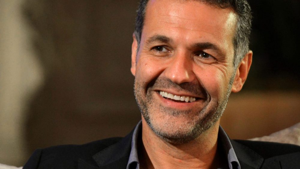 Khaled Hosseini và nỗi nặng lòng với đất mẹ Afghanistan chan dung khaled hosseini e1603547910695 - Khaled Hosseini và nỗi nặng lòng với đất mẹ Afghanistan