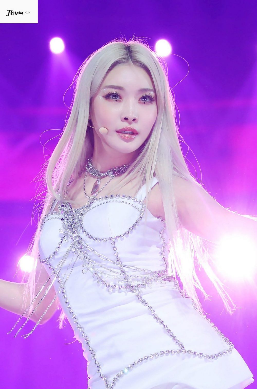 Chung Ha: Nữ hoàng solo toàn tài thế hệ mới của Hàn Quốc chung ha dancing queen e1603897047217 - Chung Ha: Nữ hoàng solo toàn tài thế hệ mới của Hàn Quốc
