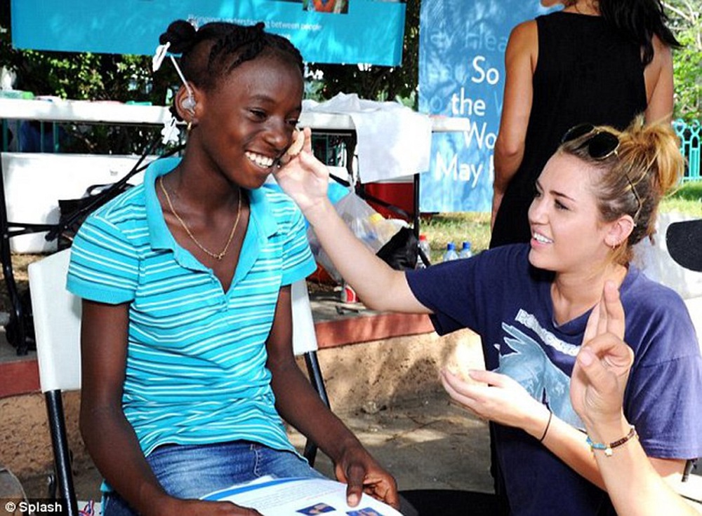 Miley Cyrus giúp đỡ những người dân sau thảm hoa động đất ở Hanti