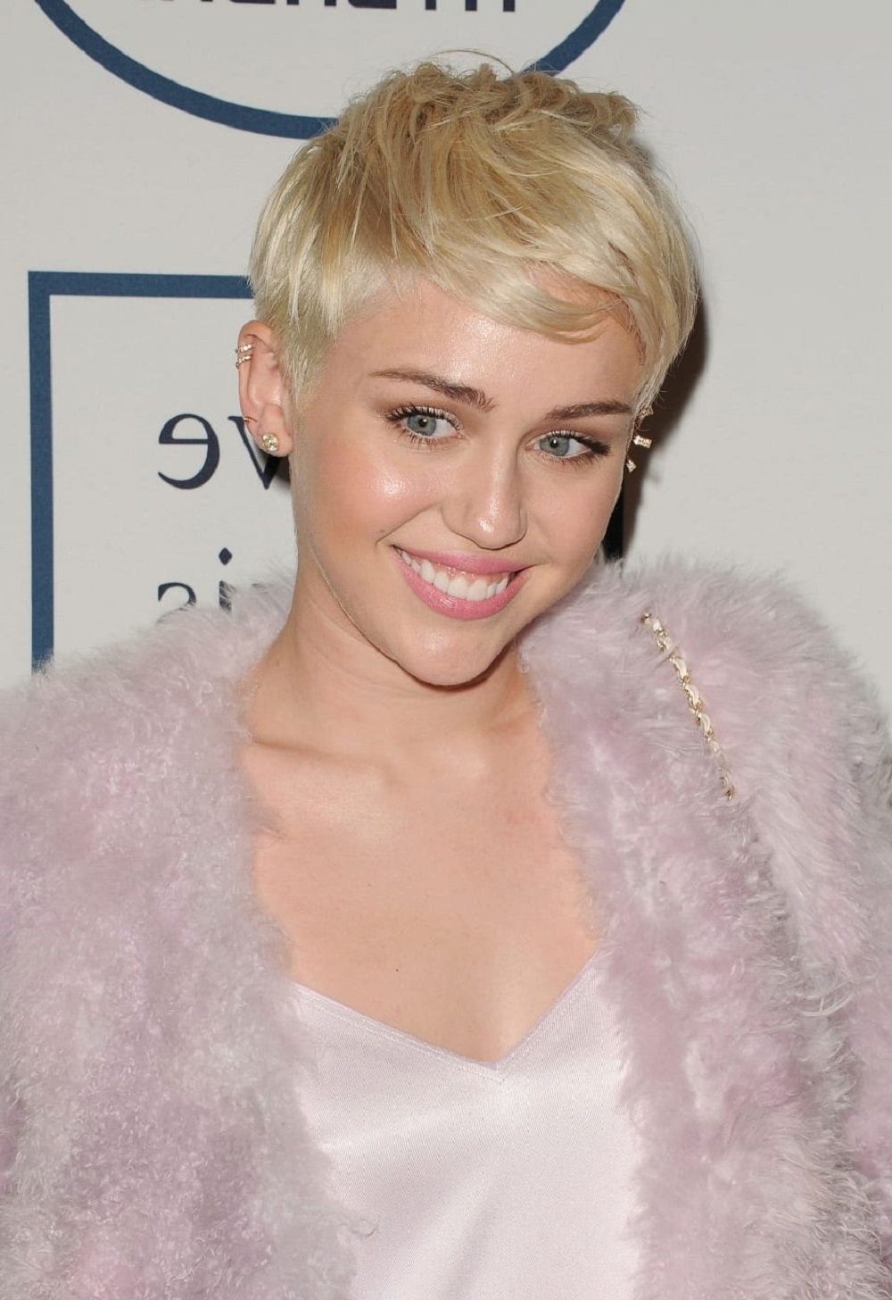 Hình tượng mới lạ của Miley với mái tóc ngắn