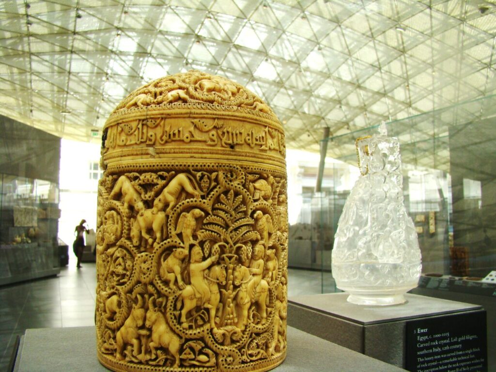 Chiếc hộp Pyxide d'al-Mughira tại bảo tàng Louvre, Paris