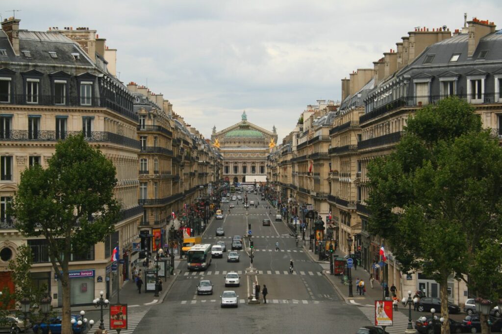 Đại lộ L'Avenue de l'Opéra, một kết quả từ cuộc cải tạo đô thị Paris của Haussmann
